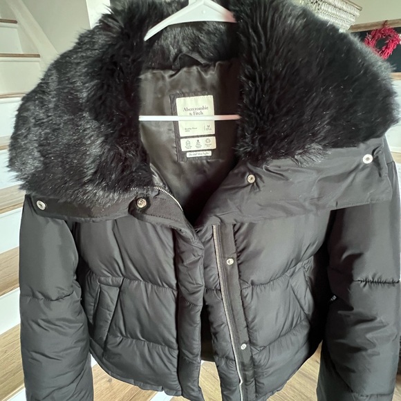 Abercrombie & Fitch Black Women's mini Puffer Jacket with Faux Fur Collar - Picture 2 of 4